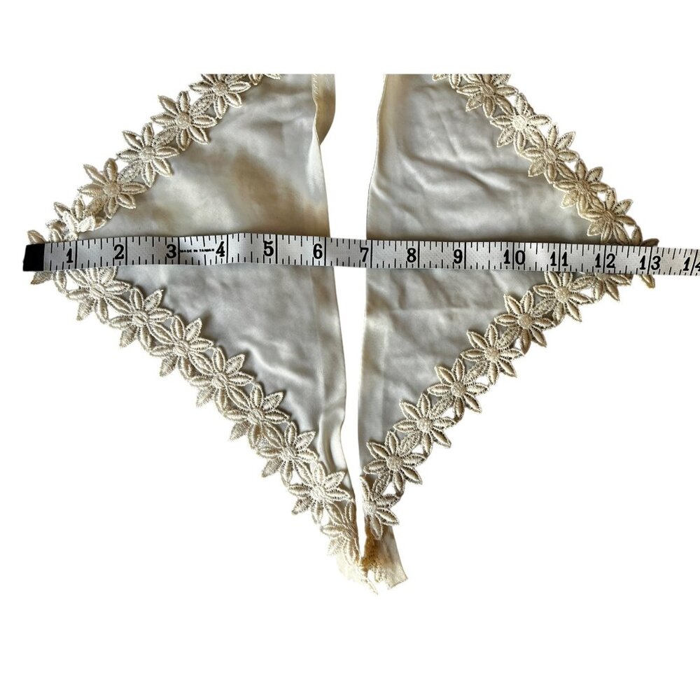 Vintage 1960s Handcrafted Daisy Collar Cream Nylon With Floral Lace Edge - Picture 9 of 9